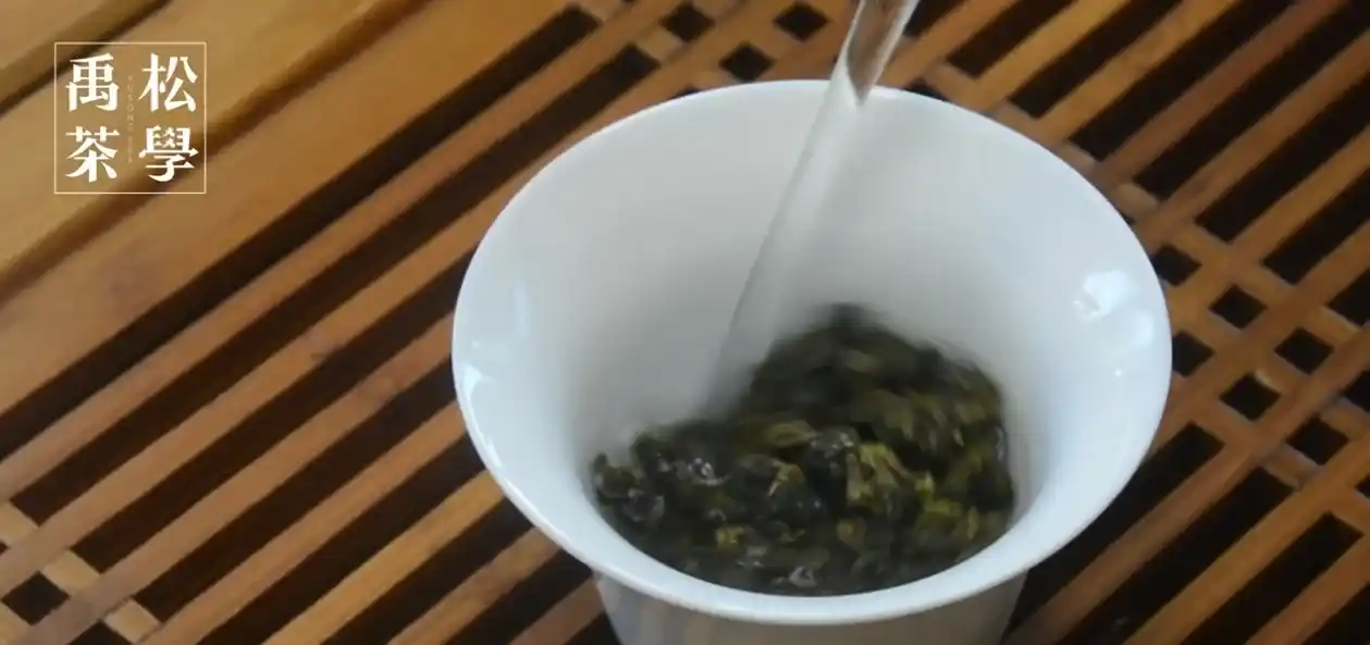 中秋賞月茶席：以蓋碗沖泡高山烏龍茶，茶湯倒入茶海的過程