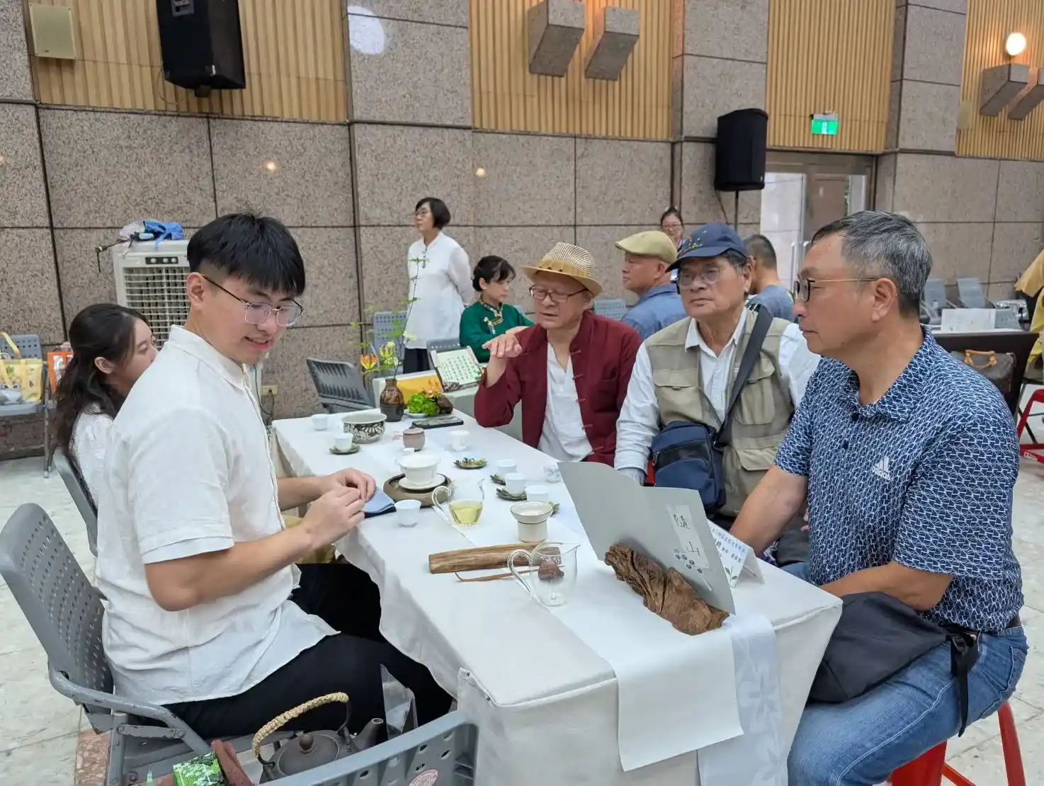 禹松茶學創辦人莊珀鈞於月映千江盃全國泡茶競賽蓋碗組參賽